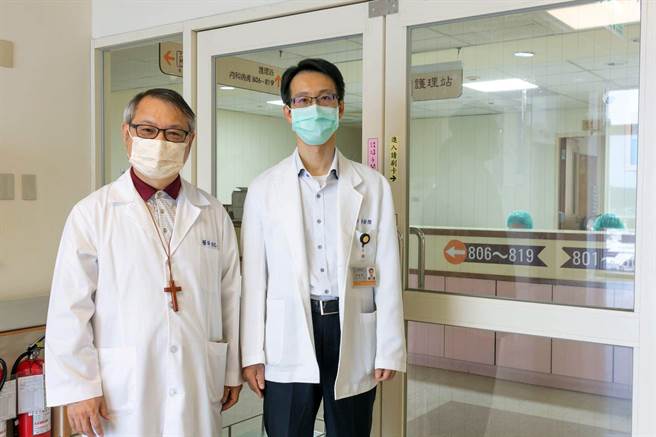 台東基院長陳志成（左）與中醫科主任黃俊傑（右）合作，治療確診幼童成效好。（東基提供）