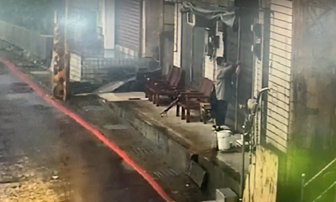 一名九份民宅屋主，聽到門外喊「送你50萬嫁妝」，一開門開門驚見「係金ㄟ」嚇到報警。(戴志揚翻攝)