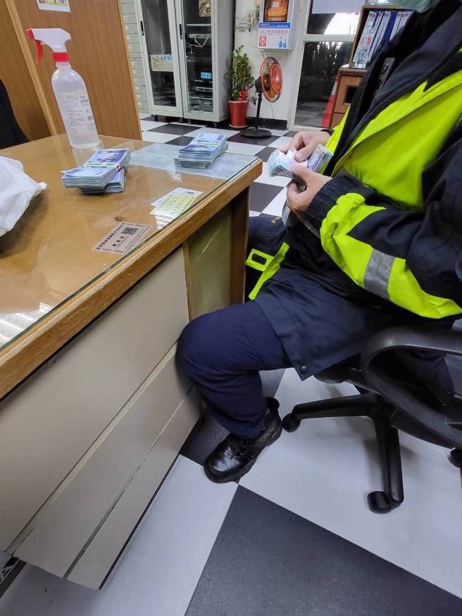 警方發現塑膠袋內千元鈔全是真的，清點後總計剛好50萬元。(戴志揚翻攝)