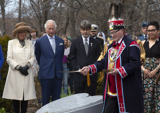 查尔斯王子（Prince Charles）和妻子卡蜜拉（Camilla）的访问被定义为「原住民和解之旅」。(图／美联社)