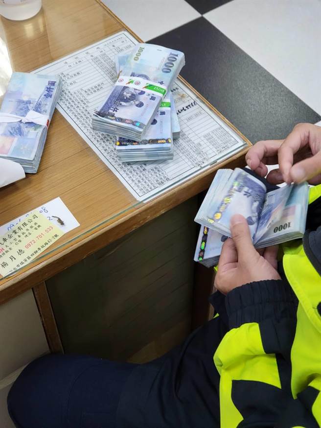警方清点现金后发还家属。（警方提供）