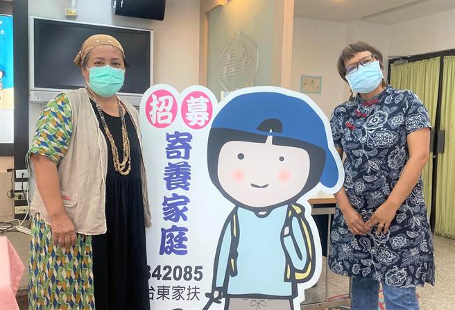 台東家扶中心邀請寄養家庭胡雲妹(左)、陳露得(右)分享親身經歷，希望符合條件的家庭投入寄養家庭行列。（蔡旻妤攝）