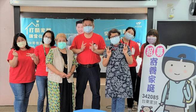 中心邀請寄養家庭分享親身經歷，希望符合條件的家庭投入寄養家庭行列。（蔡旻妤攝）