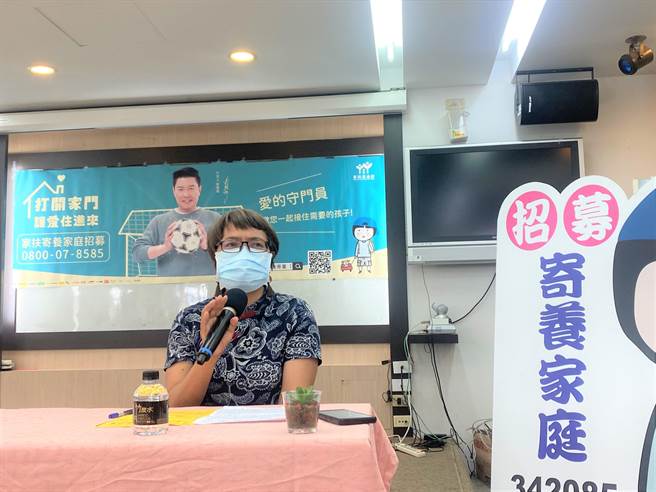 台東家扶中心邀請寄養家庭陳露得分享親身經歷。（蔡旻妤攝）