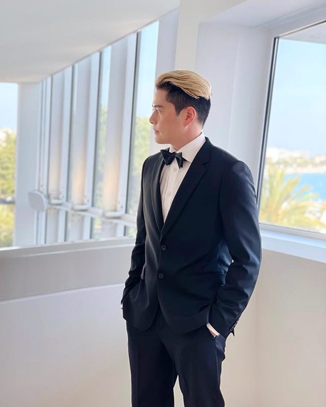 徐天佑穿上黑色高级西装，眼神凌厉有神，想追求下一个人生目标。(图 徐天佑 IG)