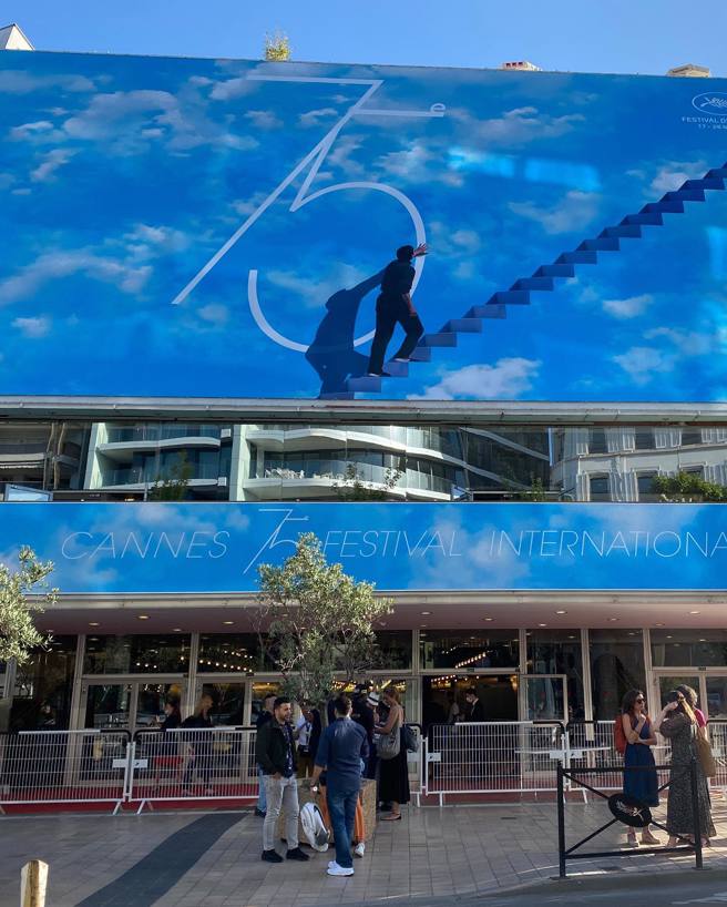 康城影展外头已有人在走动。(图/徐天佑 IG)