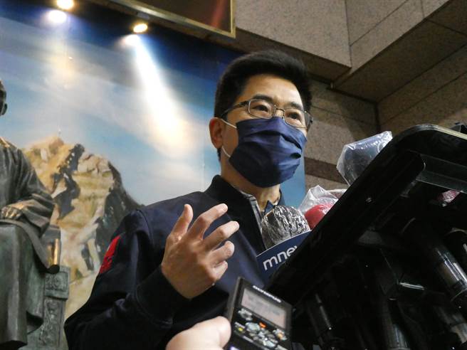 國民黨今突襲徵召行政院前院長張善政選桃園市長，原宣稱在地、民調高等條件都束之高閣，還搶在民進黨前表態。黨秘書長黃健庭回應，最重要是張善政個人條件對國民黨來講實在太優秀，相信張走下去後民意支持度很快就會展現出來。（周志豪攝）