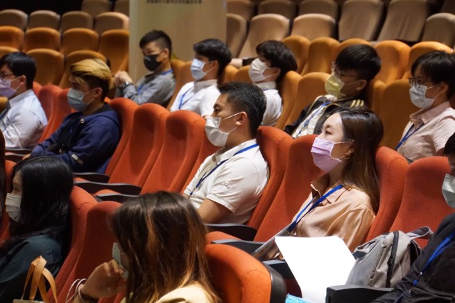 信义房屋于22、28日举办两场应届毕业生线上工作说明会，将分享数位赋能的房仲工作、学长姐职涯小故事，希望招募质优人才加入行列。图为2020年的实体工作说明会，吸引新鲜人参与。(图/信义房屋提供)