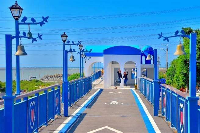 台中市龙井区有百年歷史的丽水鱼港，经市府推动景观改善工程，利用蓝、白色调美化周边廊道及休憩区，营造「小希腊风」景观，成为旅游新热点。（台中市政府提供／卢金足台中传真）