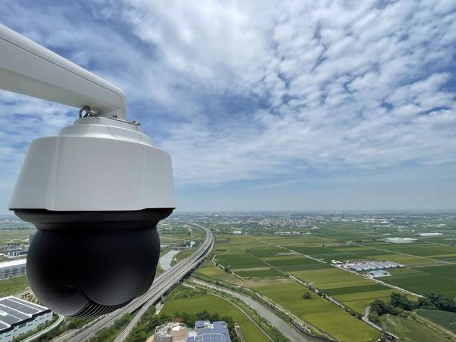  嘉义县环保局在鹿草焚化炉120公尺高烟囱设置AI烟雾探测系统24小时360度监控并自动辨识空污，半径7公里内都是监测范围，20余天已通报19件烟雾警讯，大幅提升稽查绩效，对改善空气品质有很大的帮助。（图/ 中央社）