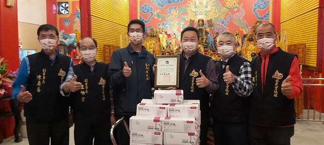 金包里慈護宮捐贈金山區公所快篩試劑一批。（金山區公所提供）