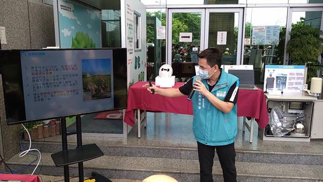 嘉义县环保局18日在鹿草焚化炉展示与云林科技大学合作设置的「AI智能烟雾辨识主动式通报系统」，环保局长张根穆简报时表示，这套系统4月装置在鹿草焚化炉120公尺高烟囱上，20余天已通报19件烟雾警讯。（图/ 中央社）