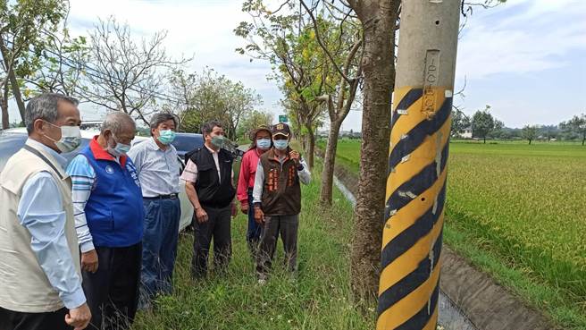 市府農業局長李建裕（左一）表示，農民減產達2成以上就能獲理賠，若有相關疑慮，他會再請農糧署派員與地方說明。（張世賢服務處提供／張毓翎台南傳真）