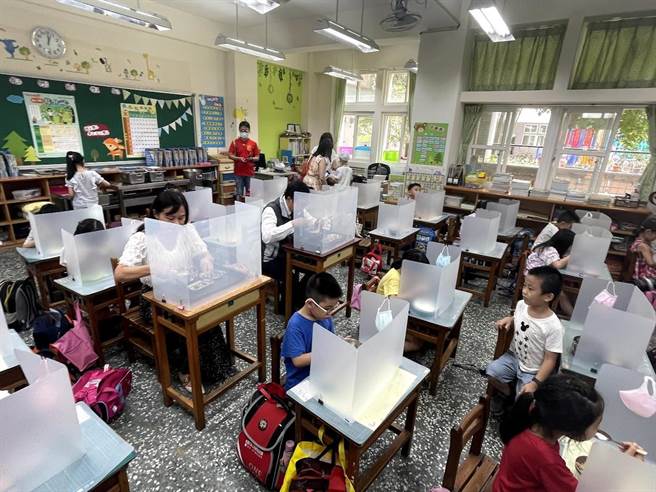 混成教育老師喊崩潰桃教產疾呼桃市停實體授課3周。(呂筱蟬攝)