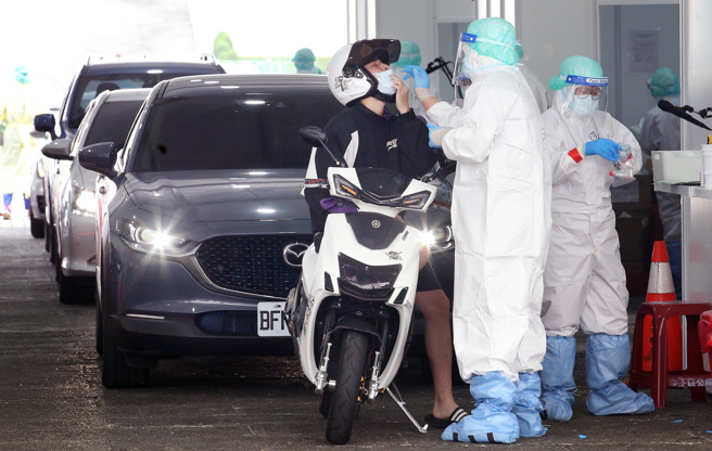 台湾本土疫情失控，民眾关心防疫保单理赔。（示意图／报系资料照）