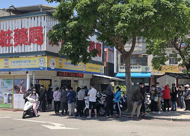 金门今天新增确诊102例，累计已有916例。乡亲忧心疫情持续发烧，今天中午排队购买快筛剂情况。（李金生摄）