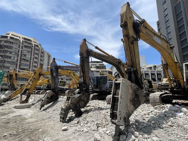 城中城大楼拆除后将兴建公园，如今拆除工程进入尾声，目前已完97％工程，预计20日完工，高雄市副市长林钦荣18日特地前往城中城原址参加祈安植福典礼。（洪浩轩摄）