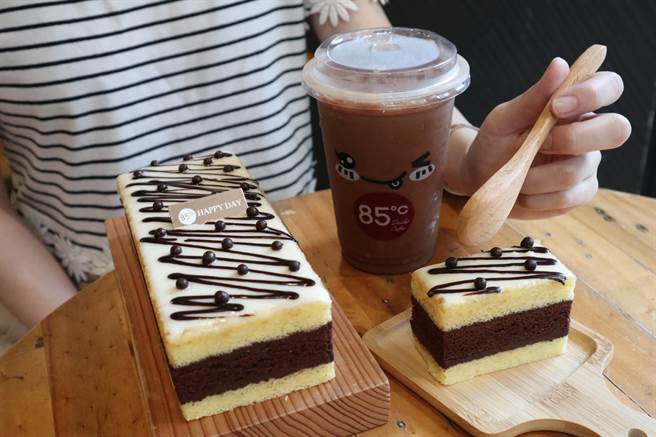 85度C攜手比利時嘉麗寶推出1846英國皇家蛋糕和比利時伯爵可可。（85度C提供）