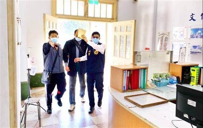 朴子分局退休刑警侯宏典（中）涉嫌殺人罪，遭警方逮捕到案。（警方提供）