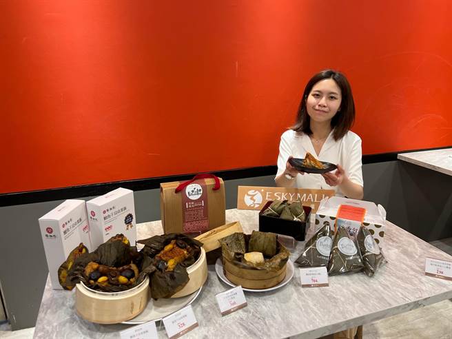 高雄義享時尚廣場搶攻端節商機，推出特色名粽。（柯宗緯攝）