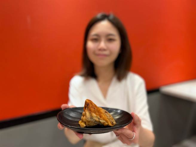 高雄義享時尚廣場搶攻端節商機，推出特色名粽。（柯宗緯攝）