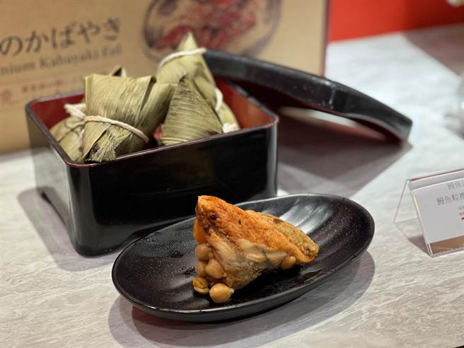 義享時尚廣場今年所推出的名粽禮盒也特別以新鮮的海鮮做為首選食材重點。（柯宗緯攝）