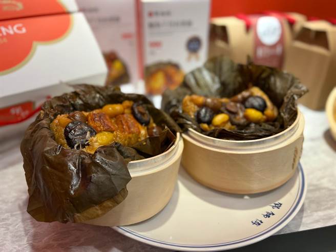 義享時尚廣場今年所推出的名粽禮盒也特別以新鮮的海鮮做為首選食材重點。（柯宗緯攝）