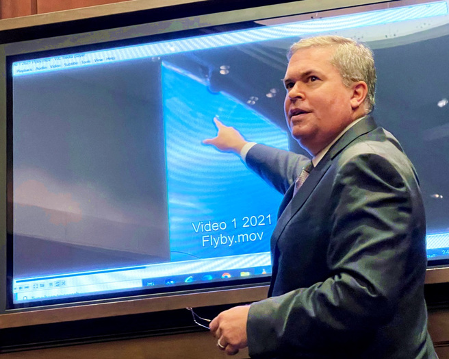 美国国防部17日解密一支战机拍下球状「不明飞行物」（UFO）的画面。图为美国海军情报局副局长布瑞（Scott W. Bray）。（图／路透社）