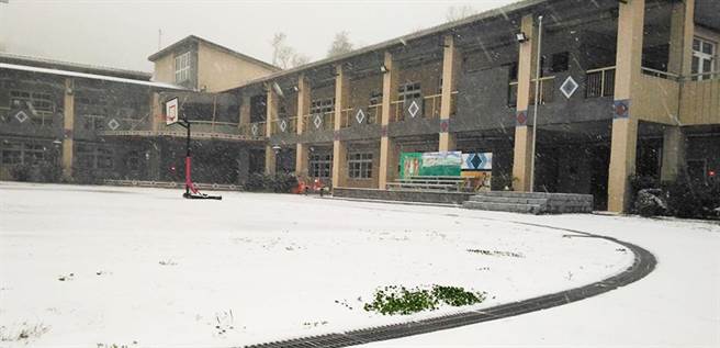 台中市環山部落疫情升溫，平等國小全校40位學生有8人快篩陽性，學校預防性停課，改採線上教學。(翻攝平等國小臉書)