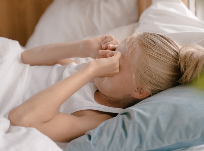 乾眼症不一定只会出现「眼睛乾涩」的症状，常见的还有视力模糊、异物感、畏光甚至疼痛。