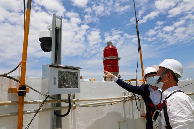 嘉义县长翁章梁（右）今天登上鹿草焚化炉烟囱顶端视察「AI智能烟雾探测制高点监控系统」。（张亦惠摄）