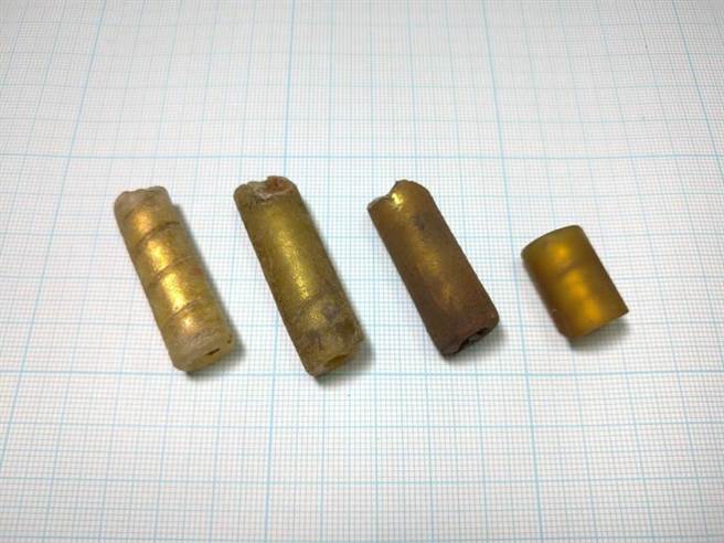 宜兰大学自5月10日起陆续发现3处墓葬、3具人骨，及俗称金鲤鱼的陪葬鱼形金属编物、琉璃管珠（如图）、铜铃、铜环等文化遗物。（宜兰大学提供／吴佩蓉宜兰传真）