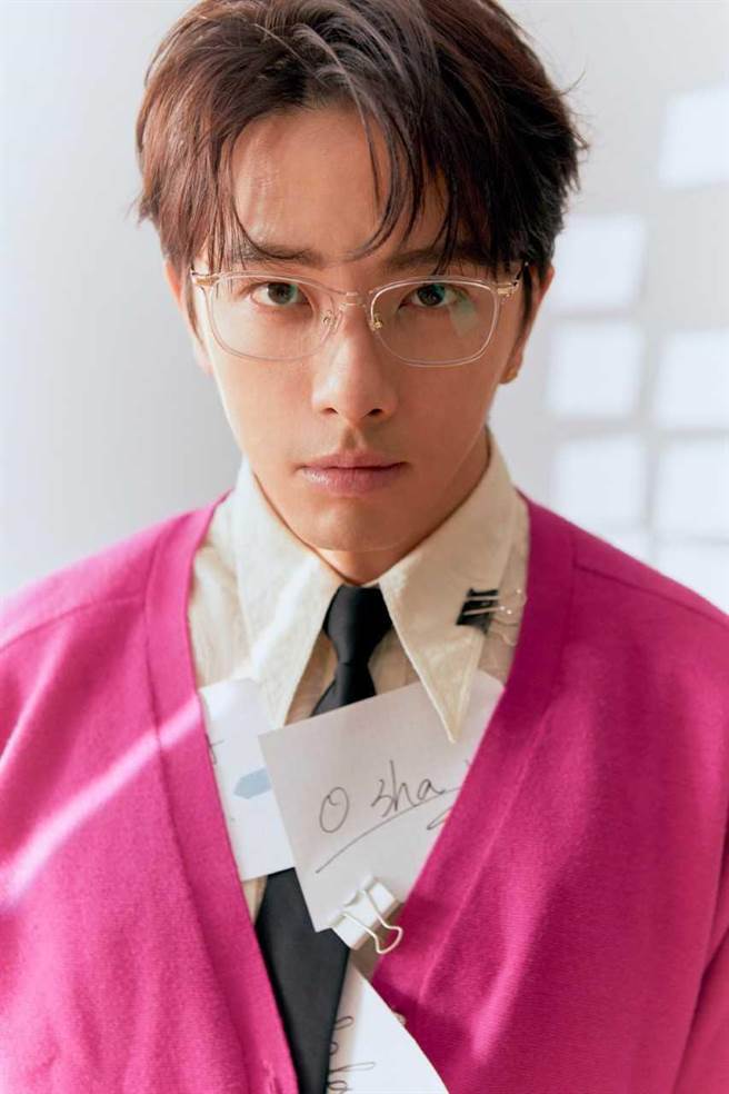 坤达认为戴着眼镜也能有年轻的时髦感。（KlassiC.提供）