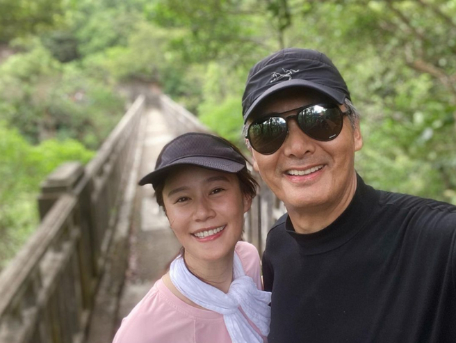 女星黃翠如曬出巧遇周潤發的合照祝他67歲生日快樂，底下也湧入大票粉絲留言祝賀。(圖/ 摘自黃翠如IG)