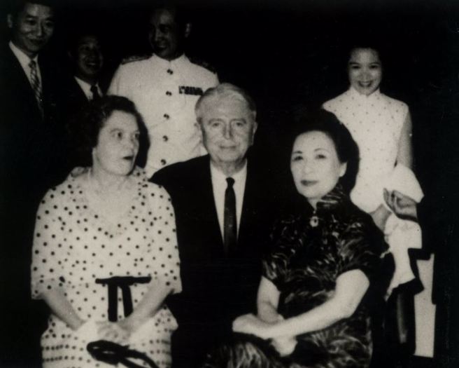 1966年05月31日蒋宋美龄女士应魏德迈将军夫妇之邀，出席在其马里兰州波伊兹地方瑰丽的「友言」农庄中举行的大酒会。（中央社）