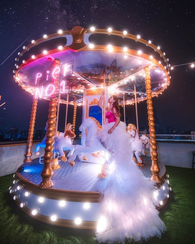 英迪格酒店更推出「星光游乐园」，将巨型梦幻球池及白色旋转木马搬上饭店顶楼。（柯宗纬翻摄）
