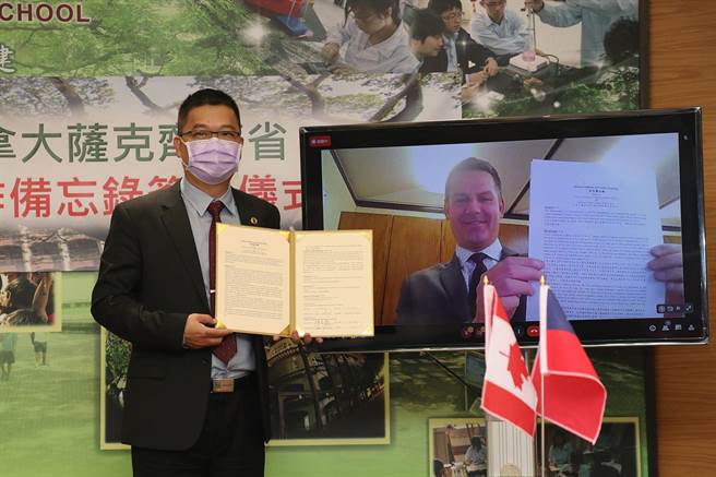 嘉義高中校長陳元泰（左）透過視訊連線，與加拿大薩克萬齊省教育局長Francois Rivard局長簽署合作備忘錄。 （廖素慧攝）