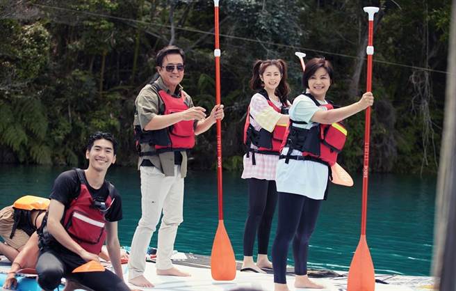 涂善存（左起）、檢場、任容萱、楊貴媚體驗水上活動SUP。（東森綜合台提供）