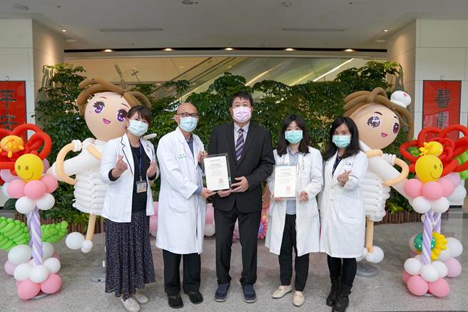 中医大新竹附医今年荣获两项SNQ国家品质标章奖，院长陈自谅（中）感谢所有参与同仁的创新和辛苦，表示荣耀是属于大家的。（中医大提供／邱立雅竹县传真）