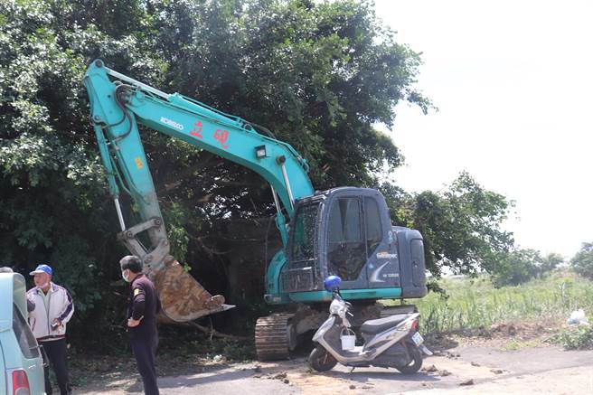 彰化县福兴乡近月来滥倒废土集团入侵，许姓民眾拍下卡车、联结车和怪手存证。（许姓民眾提供／吴敏菁彰化传真）