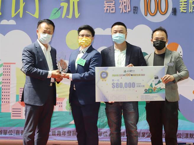 4个青年团队与投资厂家签署总金额达300万元的MOU合作意向书，逐步朝创业、转型之路前进。（吕妍庭摄）