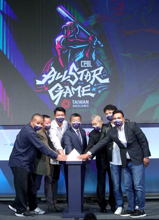 中華職棒明星賽將在今年7月底於台中洲際棒球場舉辦兩場比賽，由票選出來的中職明星隊對戰中華隊。中職會長蔡其昌（中）及祕書長楊清瓏（右3）帶領出席的傳奇球星羅敏卿（左起）、林仲秋、王建民、黃忠義及馮勝賢等人，一同主持明星賽的主視覺啟用儀式。（鄭任南攝）