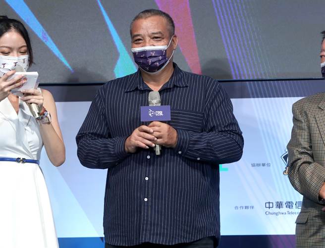 中華職棒明星賽將在今年7月底於台中洲際棒球場舉辦兩場比賽，由票選出來的中職明星隊對戰中華隊。出席的傳奇球星羅敏卿回憶起2001年明星賽，他在跑壘時，繞過3壘無視跑壘教練的阻止跑回本壘得分，讓當時守備轉傳球的彭政閔嚇了一跳，畢竟體型壯碩的他打了17年職棒只有19次的盜壘紀錄。（鄭任南攝）