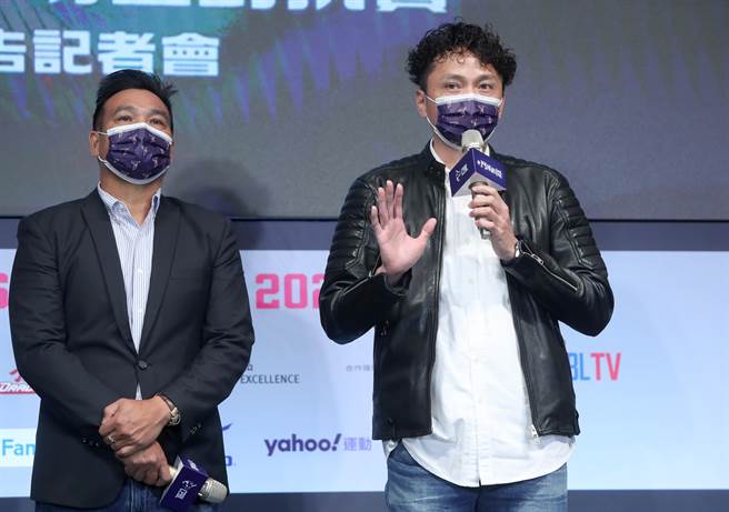 中華職棒明星賽將在今年7月底於台中洲際棒球場舉辦兩場比賽，由票選出來的中職明星隊對戰中華隊。出席的傳奇球星馮勝賢（右）回憶當選手8年間，每次明星賽都因為守備位置跟黃忠義（左）重疊，所以都會動員投票，一定要贏過黃忠義，結果是贏了5次輸了3次。（鄭任南攝）