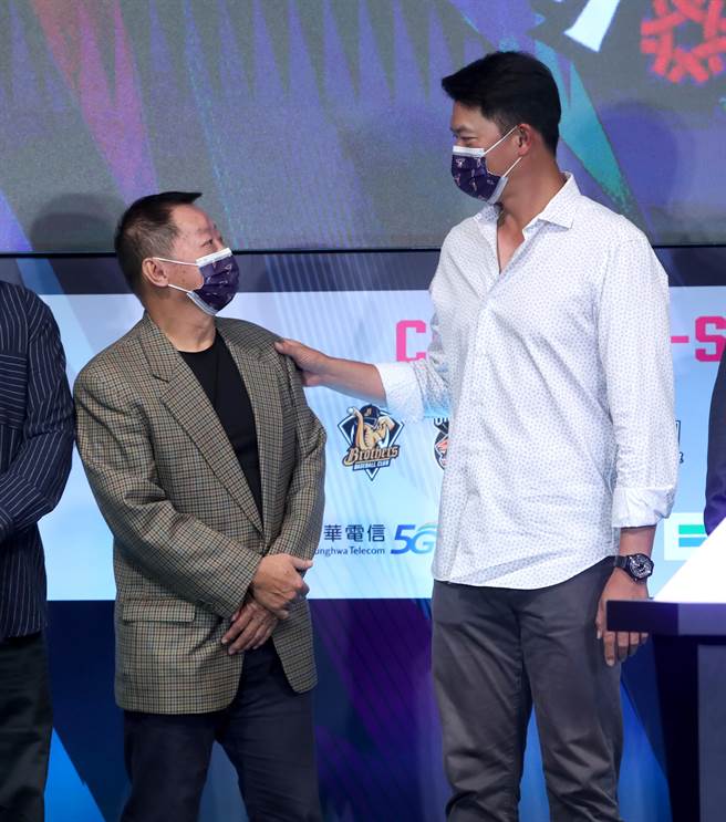 中華職棒明星賽將在今年7月底於台中洲際棒球場舉辦兩場比賽，由票選出來的中職明星隊對戰中華隊。出席的傳奇球星全壘打王林仲秋（左）身高不到170公分與站在一旁身高超過190公分的後輩王建民（右），一個天龍一個地虎。（鄭任南攝）