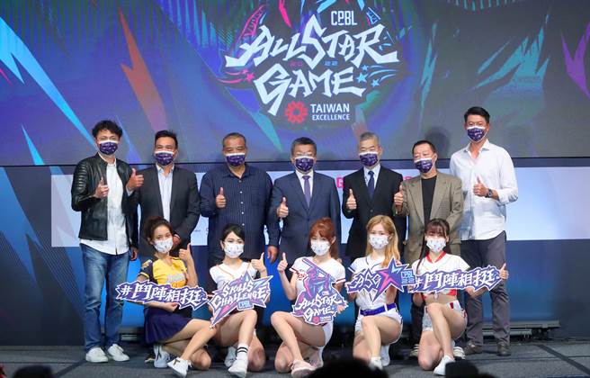 中華職棒明星賽將在今年7月底於台中洲際棒球場舉辦兩場比賽，由票選出來的中職明星隊對戰中華隊。中職會長蔡其昌（中）及祕書長楊清瓏（右3）帶領出席的傳奇球星羅敏卿（左起）、林仲秋、王建民、黃忠義及馮勝賢等人一同主持儀式。（鄭任南攝）