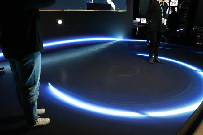 市府祭出2案次免费协拍服务，今日说明会中吸引约18间业者到场参观。（蔡明亘摄）