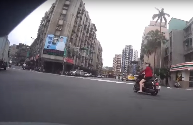 一名騎士行經路口時，差點與從右轉道要左轉的騎機車阿姨擦撞。（翻攝自YouTube頻道「WoWtchout - 地圖型行車影像分享平台」）