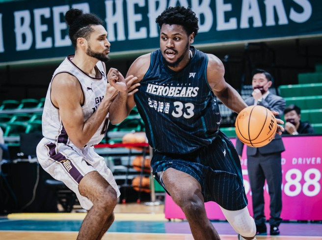 台啤英熊洋將士東（右）平聯盟紀錄拿下52分、11籃板。（台啤英熊提供）