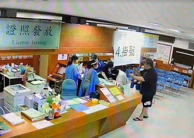 永和卫生所17日下午1时、2时左右，分别有2名男子在申办居隔书时情绪失控，不断逼近护理人员，大声咆哮。（警方提供／李奇叡新北传真）